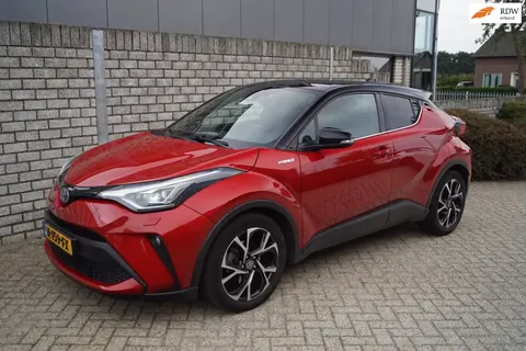 Rode Toyota C-HR Hybrid met zwart dak
