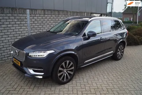 Volvo XC90 in donkerblauw op het terrein in Volkel