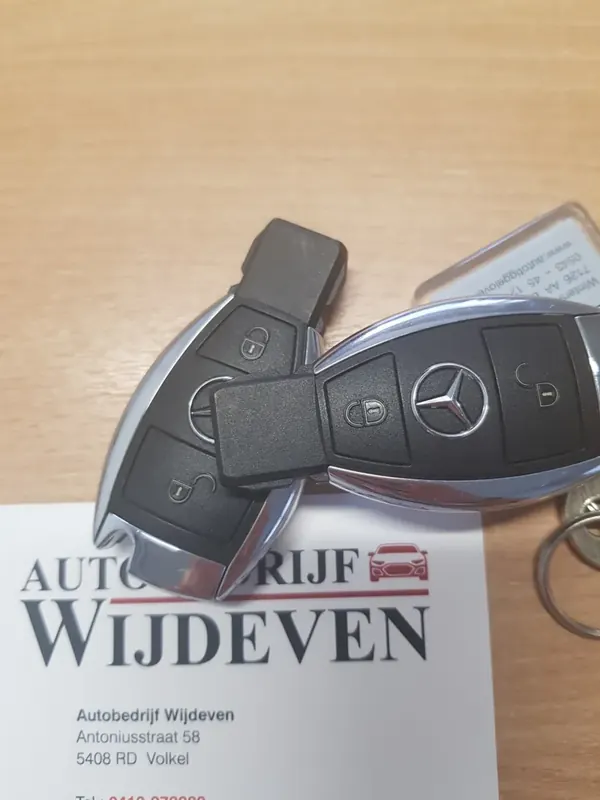 Autosleutels op een visitekaartje van Autobedrijf Wijdeven